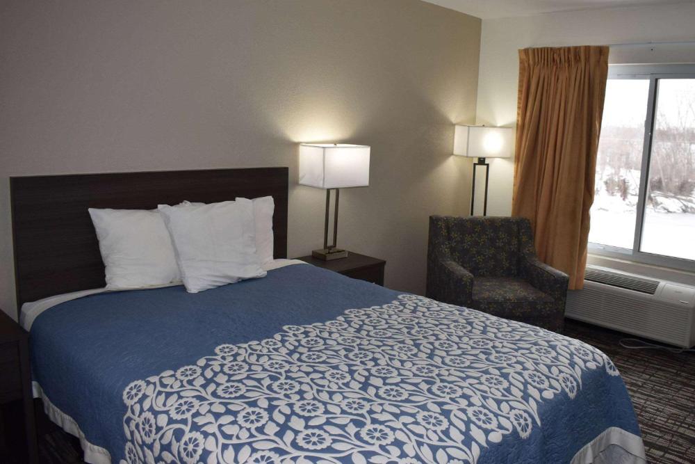 Queen Room with Roll-in Shower - Mobility Access/Non-Smoking interior